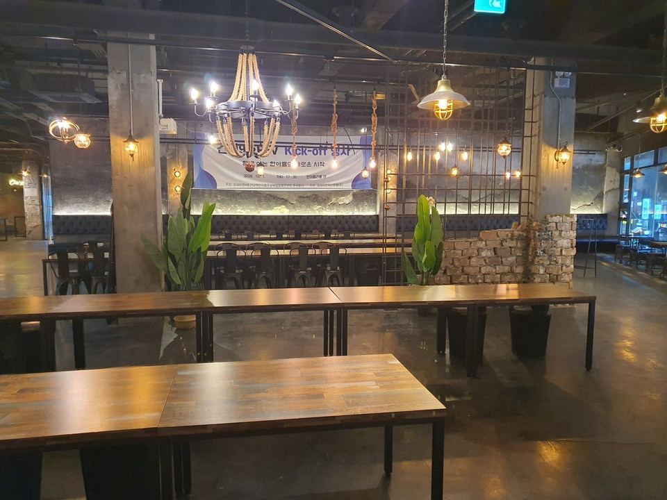메가스팟 건대 — 샹들리에와 공간 중심